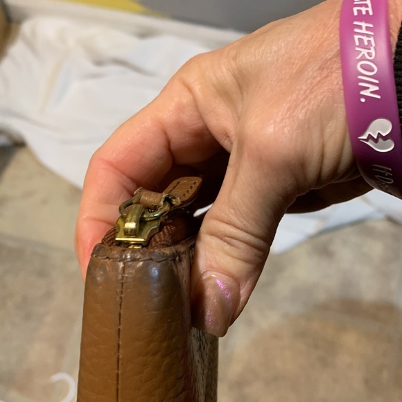 Fossil wallet vintage brown, zipper pull missing. Still zips - Picture 6 of 6